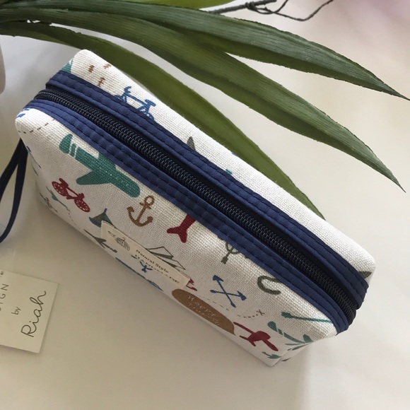 Cosmetic/Travel Pouch - Picture 4 of 8